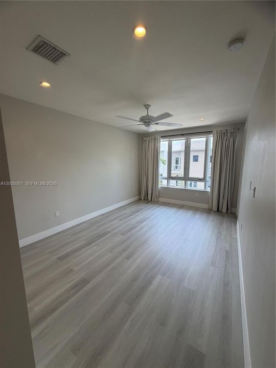 Activo con contrato: $4,500 (3 camas, 2 baños, 2317 Pies cuadrados)