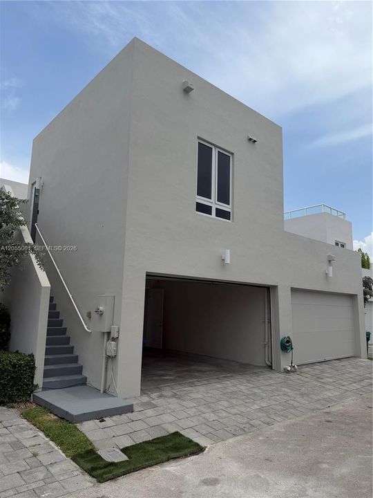 Activo con contrato: $4,500 (3 camas, 2 baños, 2317 Pies cuadrados)