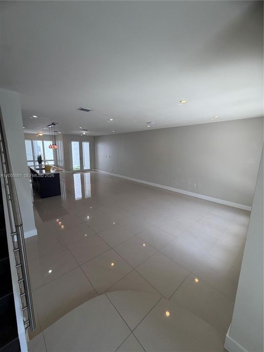 Activo con contrato: $4,500 (3 camas, 2 baños, 2317 Pies cuadrados)