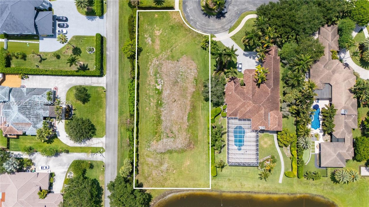 На продажу: $900,000 (0.80 acres)