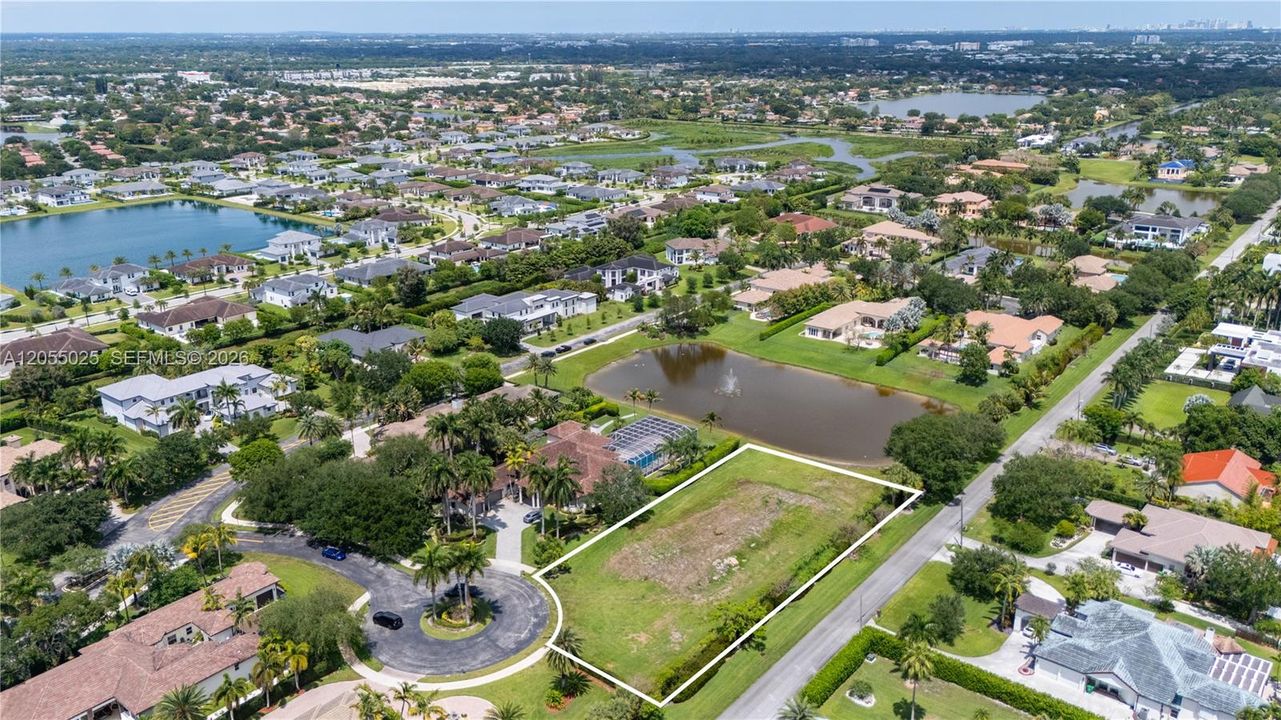 На продажу: $900,000 (0.80 acres)