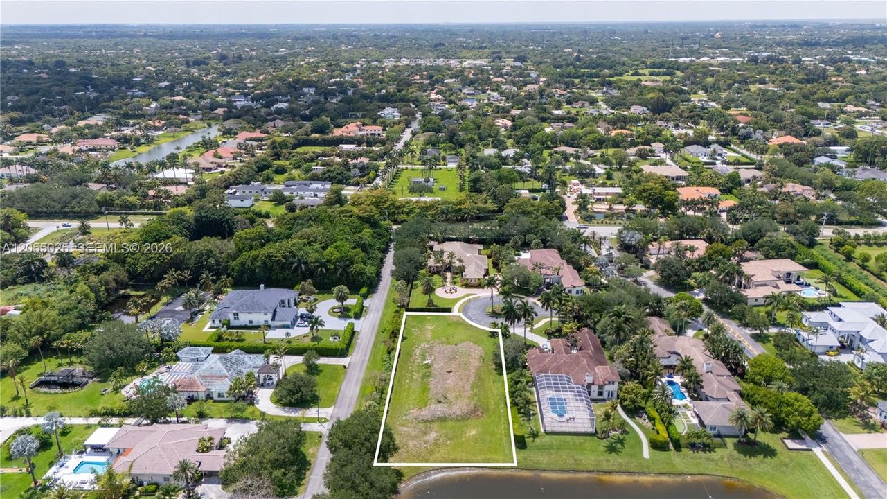 На продажу: $900,000 (0.80 acres)