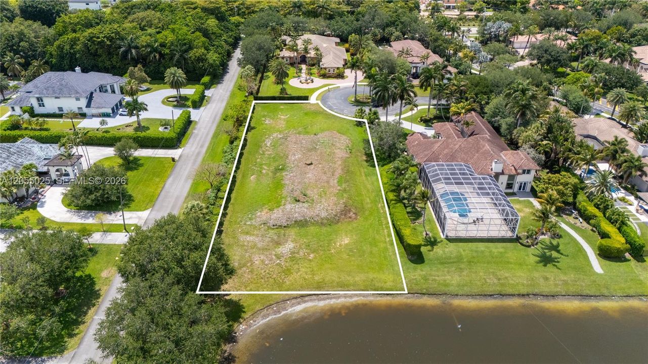 На продажу: $900,000 (0.80 acres)
