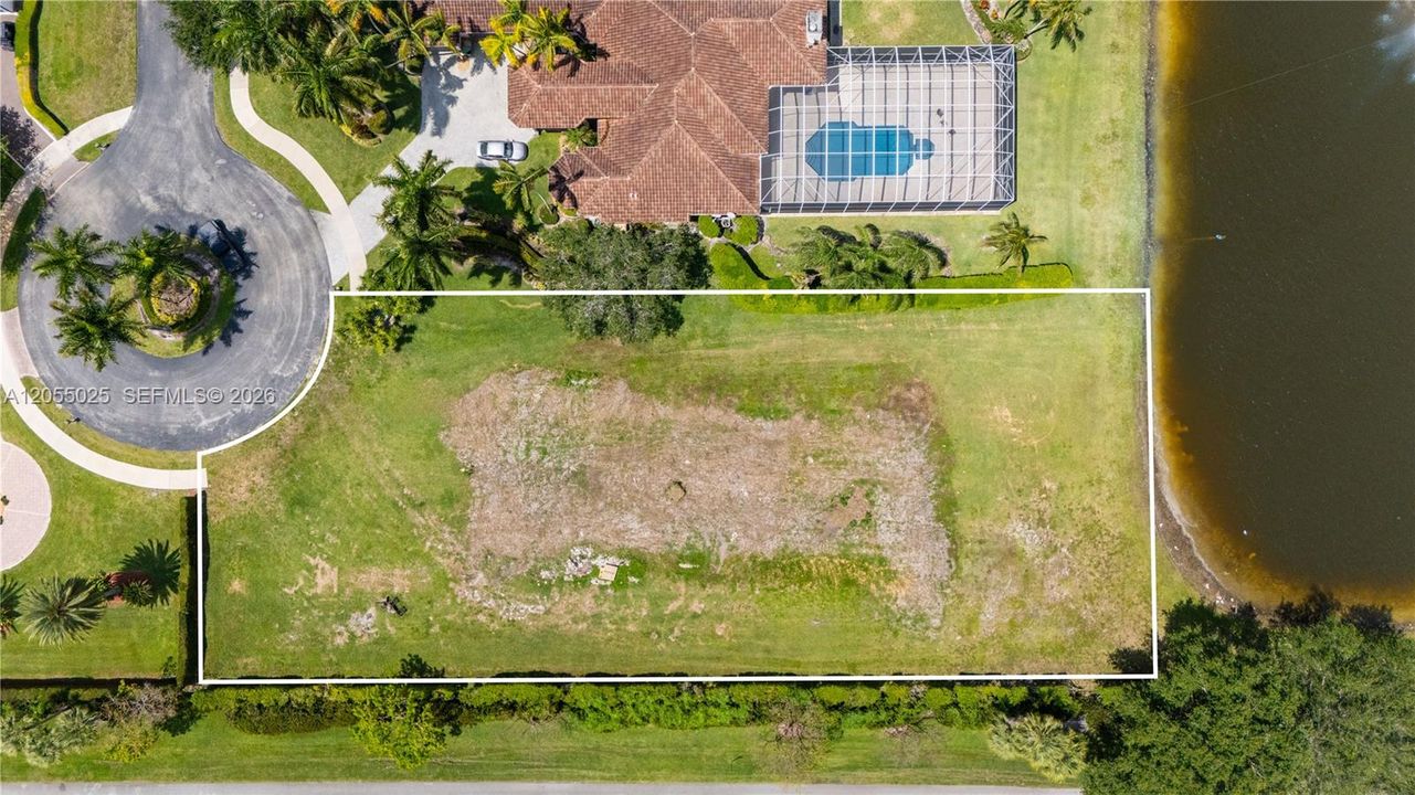 На продажу: $900,000 (0.80 acres)