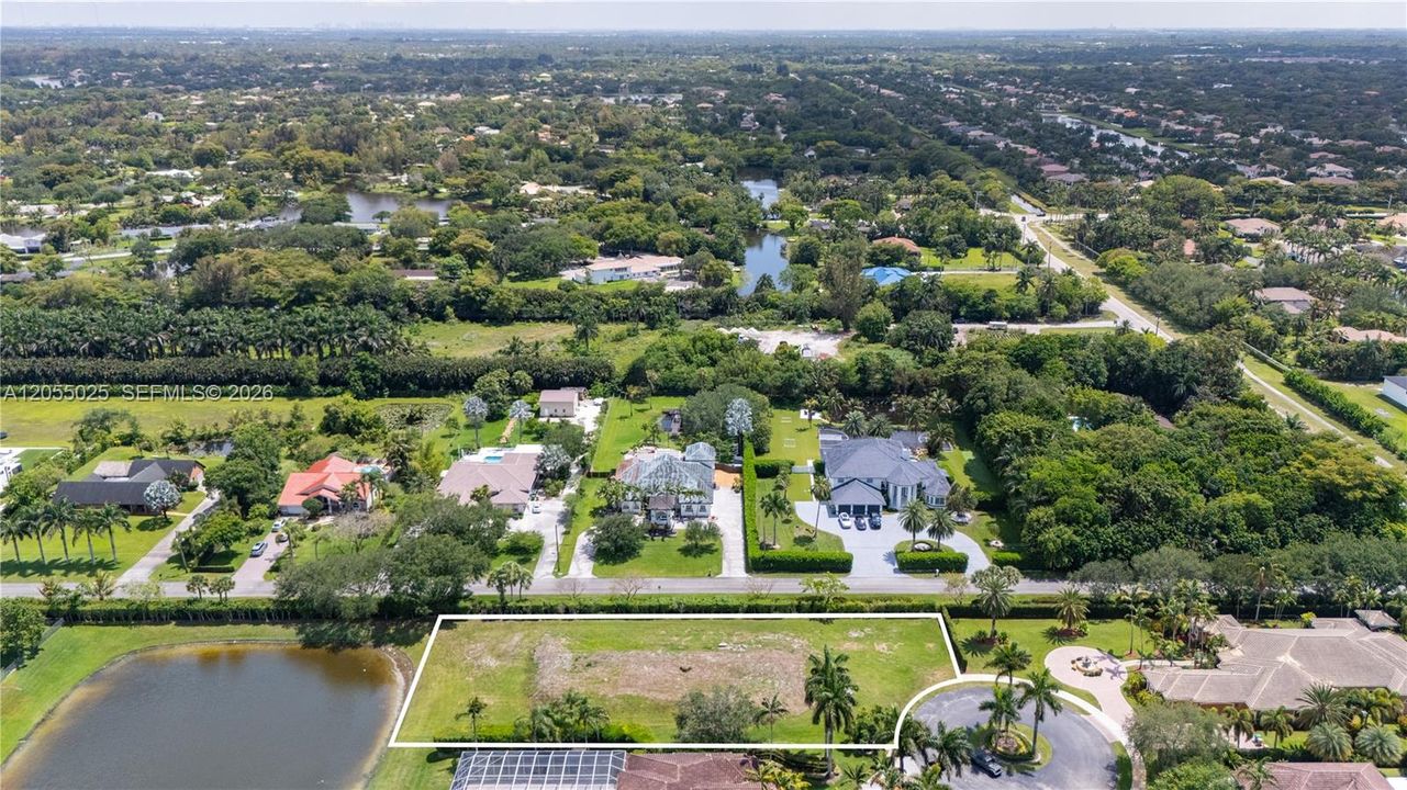 На продажу: $900,000 (0.80 acres)