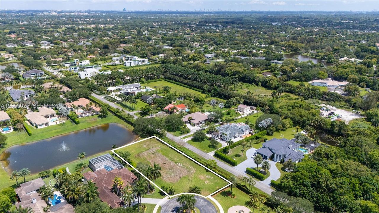 На продажу: $900,000 (0.80 acres)
