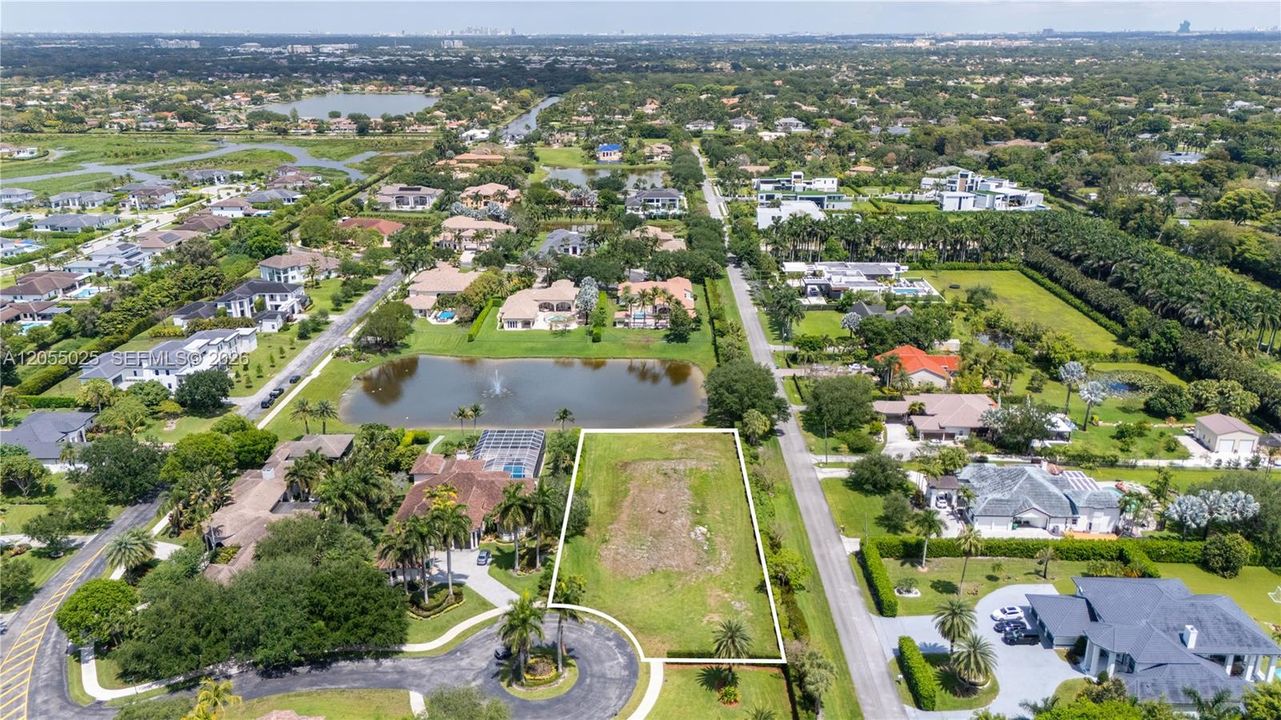 На продажу: $900,000 (0.80 acres)