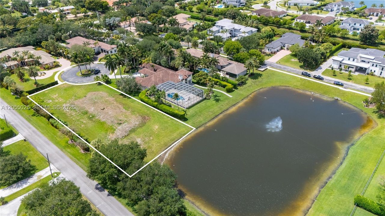 На продажу: $900,000 (0.80 acres)