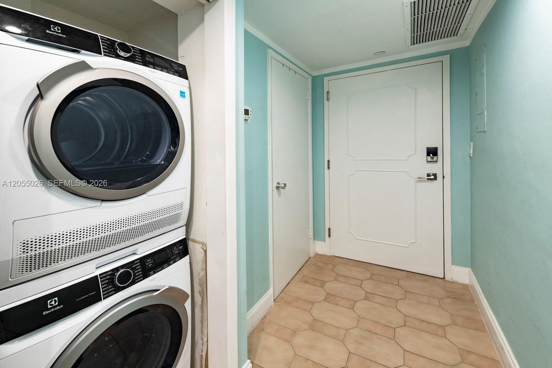 На продажу: $489,995 (2 спален, 2 ванн, 1190 Квадратных фут)