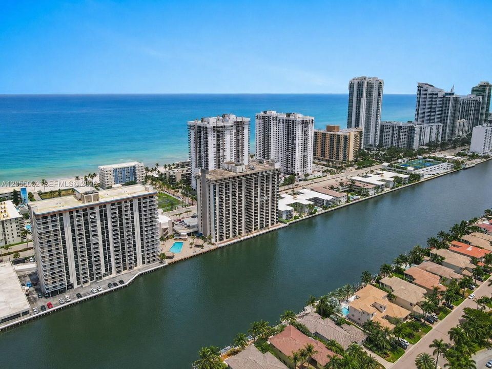 На продажу: $299,000 (2 спален, 2 ванн, 1218 Квадратных фут)