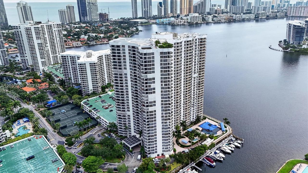 На продажу: $650,000 (2 спален, 2 ванн, 1361 Квадратных фут)