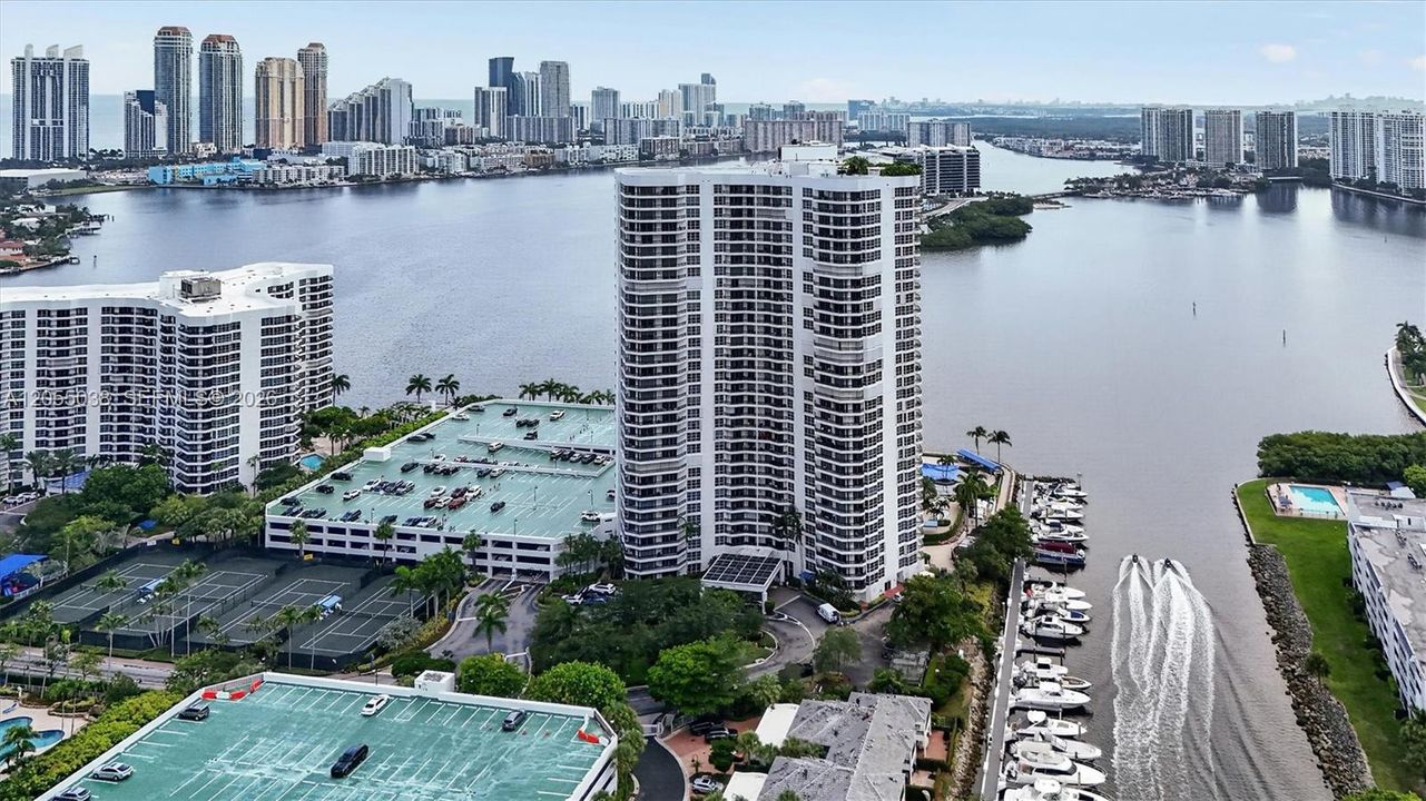 На продажу: $650,000 (2 спален, 2 ванн, 1361 Квадратных фут)