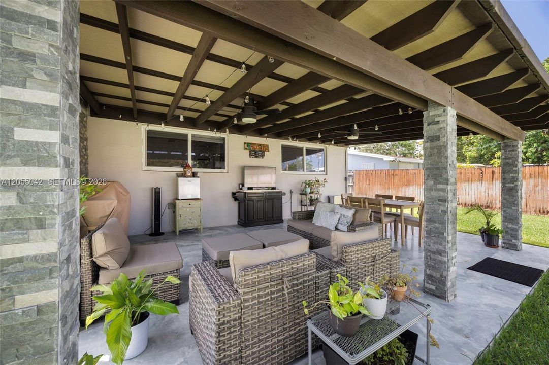 En Venta: $725,000 (4 camas, 2 baños, 1929 Pies cuadrados)