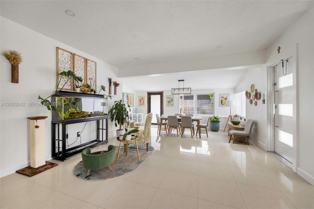 En Venta: $725,000 (4 camas, 2 baños, 1929 Pies cuadrados)