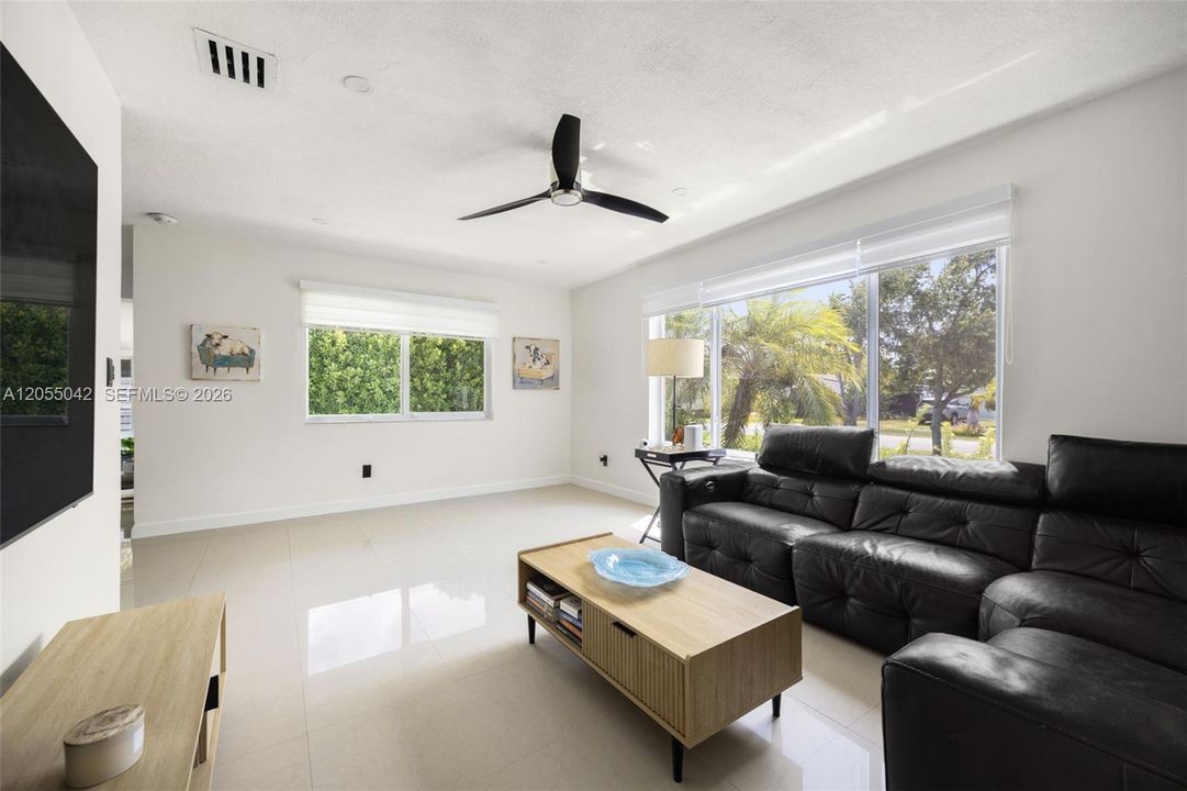 En Venta: $725,000 (4 camas, 2 baños, 1929 Pies cuadrados)