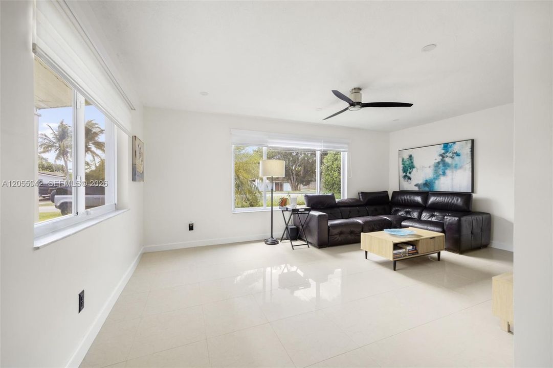 En Venta: $725,000 (4 camas, 2 baños, 1929 Pies cuadrados)