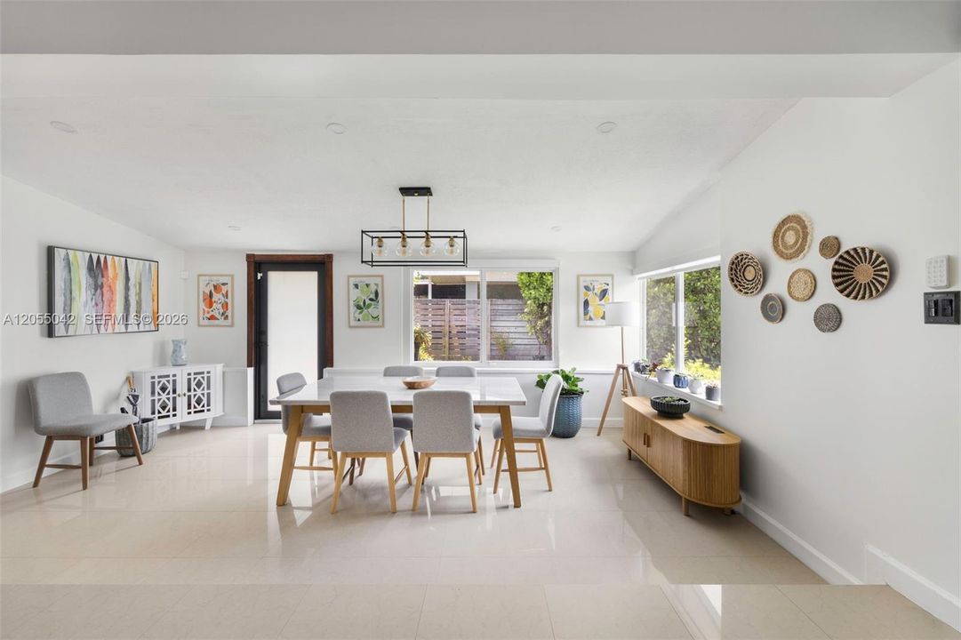 En Venta: $725,000 (4 camas, 2 baños, 1929 Pies cuadrados)