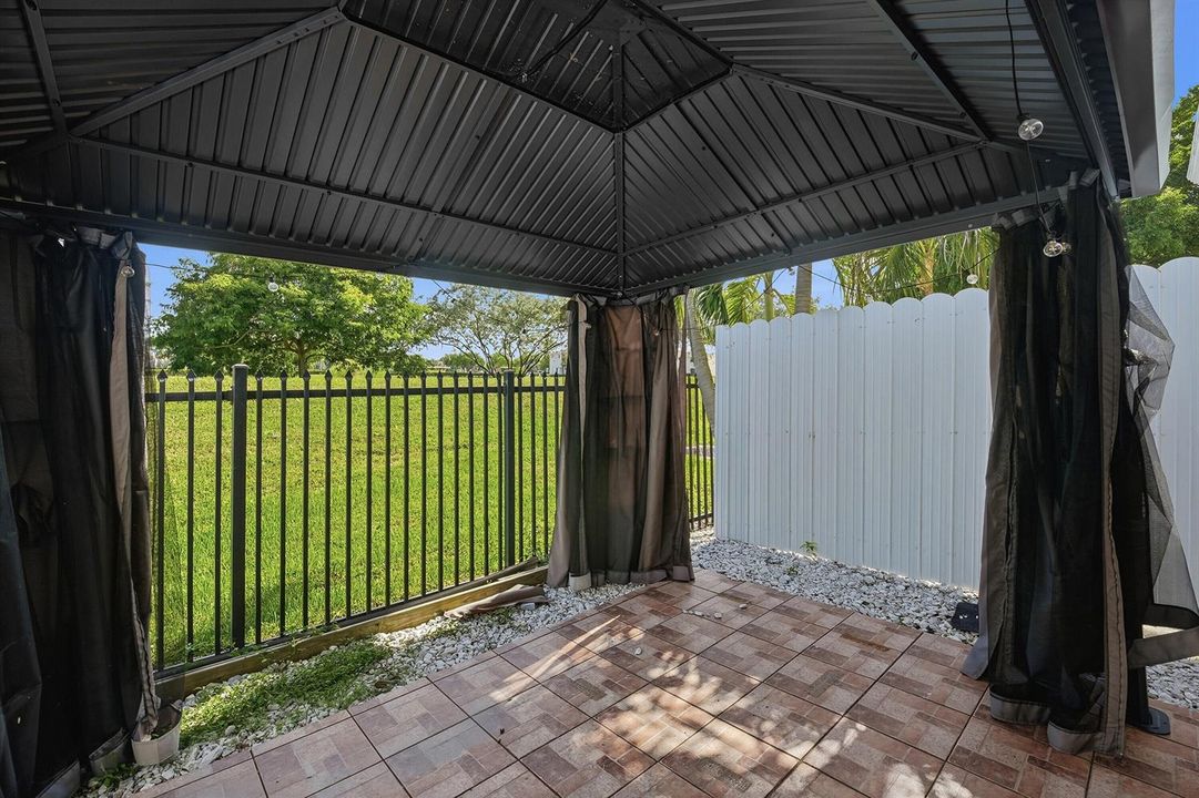 Patio & Backyard