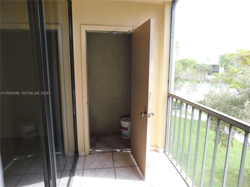 WITH STORAGE ROOM