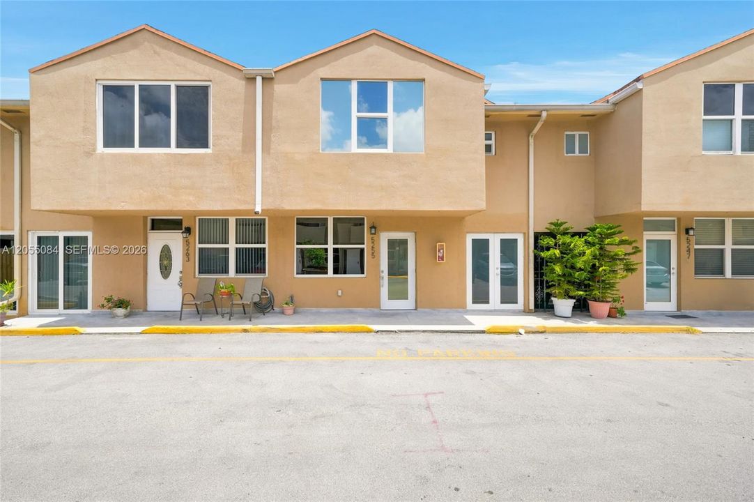 For Sale: $375,000 (3 beds, 2 baths, 1030 Square Feet)