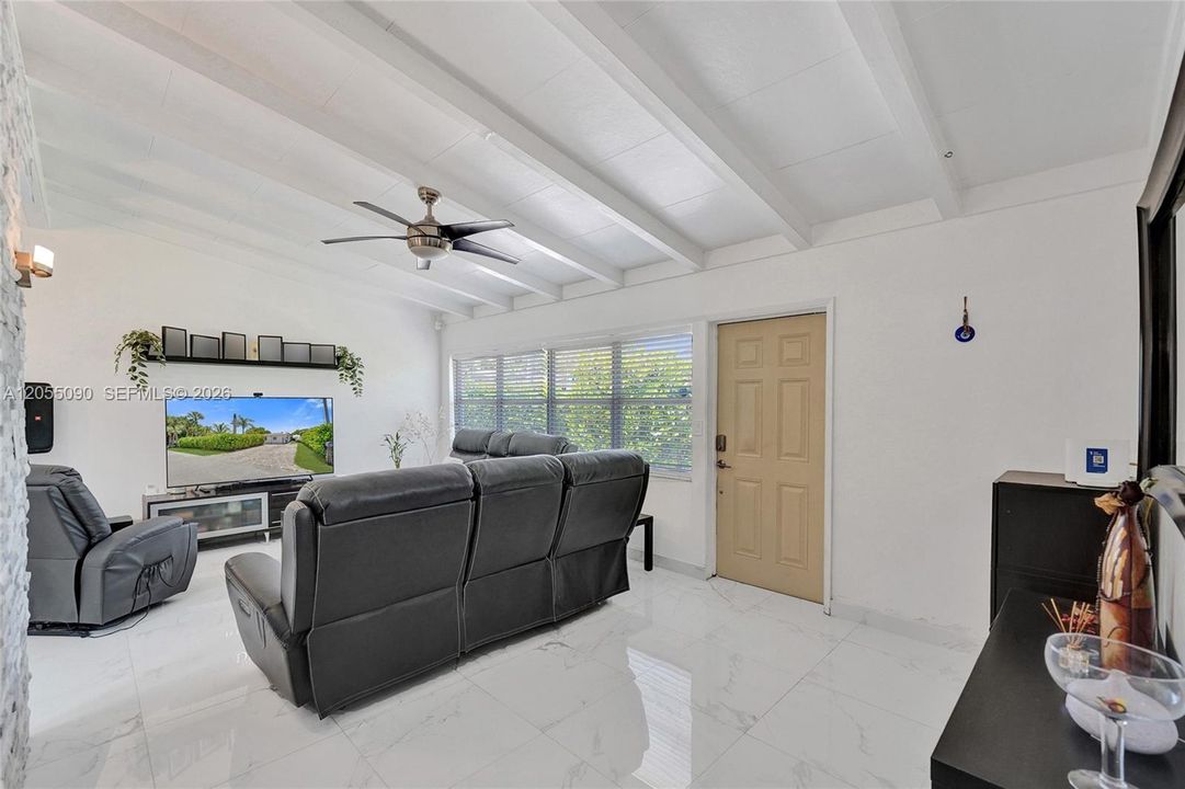 En Venta: $639,900 (4 camas, 3 baños, 1436 Pies cuadrados)