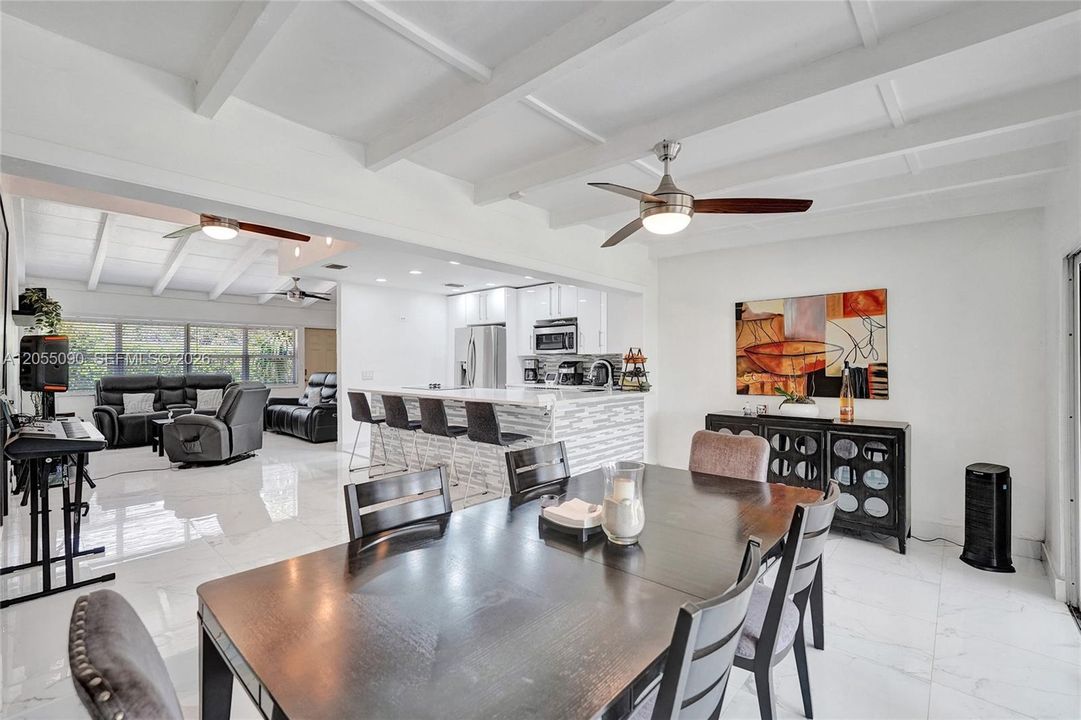 En Venta: $639,900 (4 camas, 3 baños, 1436 Pies cuadrados)