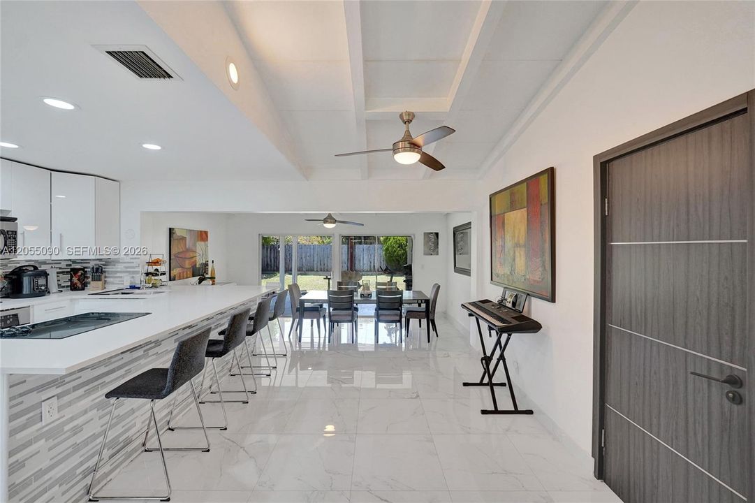 En Venta: $639,900 (4 camas, 3 baños, 1436 Pies cuadrados)