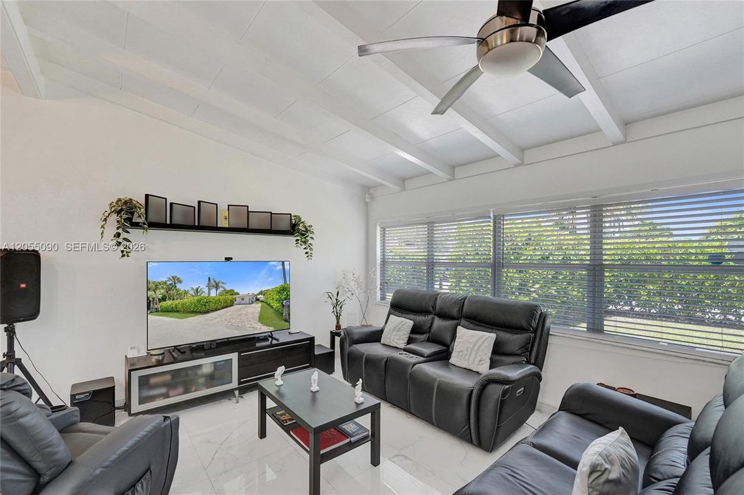 En Venta: $639,900 (4 camas, 3 baños, 1436 Pies cuadrados)