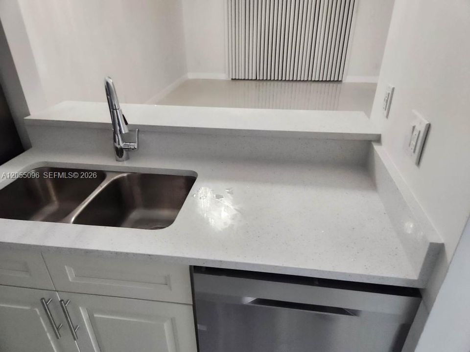 For Sale: $359,000 (2 beds, 2 baths, 856 Square Feet)