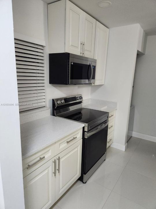 For Sale: $359,000 (2 beds, 2 baths, 856 Square Feet)