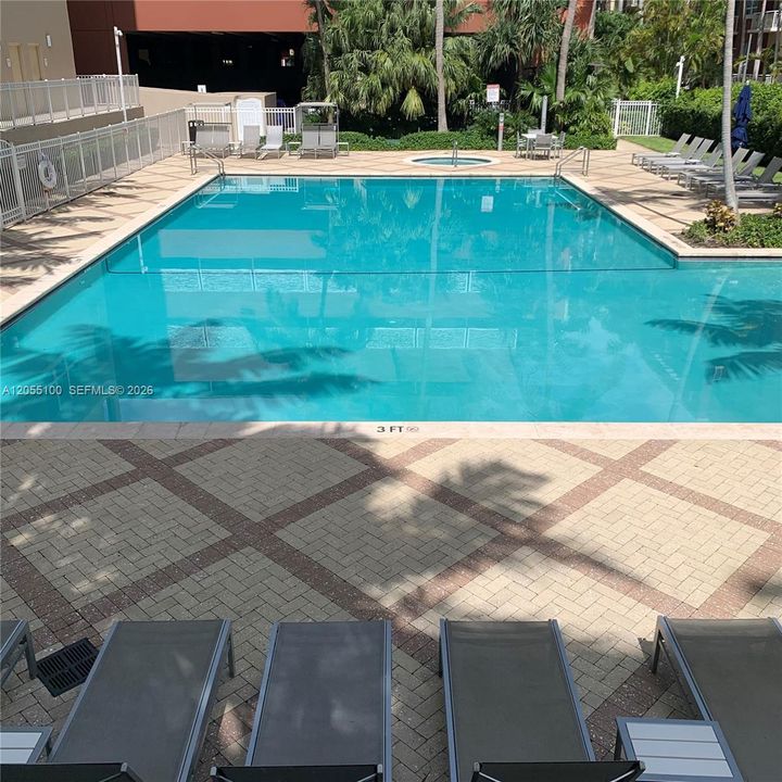 For Sale: $374,000 (1 beds, 1 baths, 721 Square Feet)