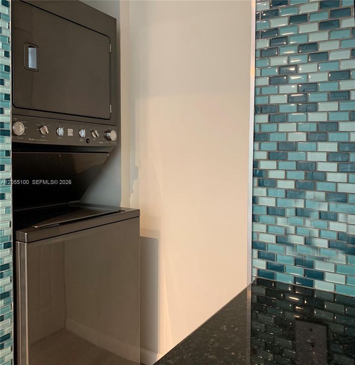 For Sale: $374,000 (1 beds, 1 baths, 721 Square Feet)