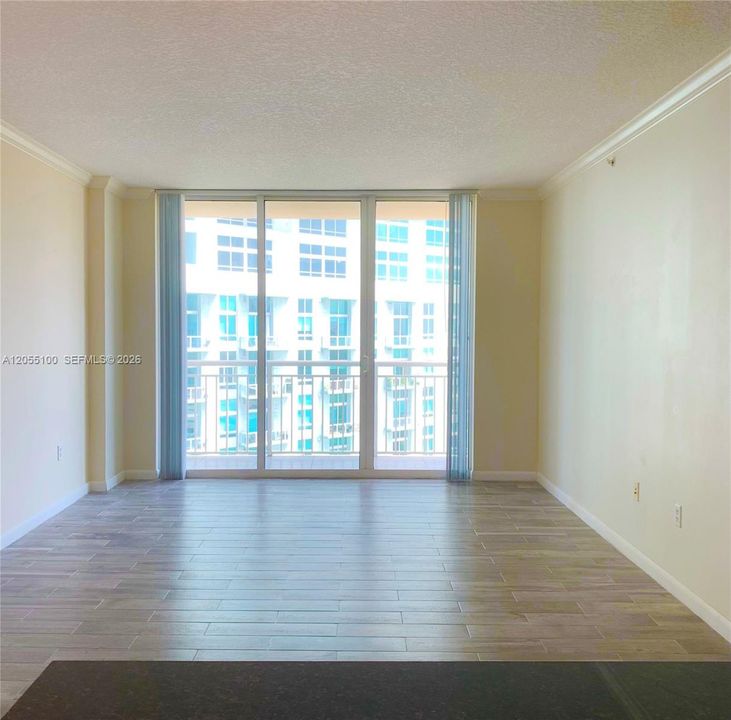 For Sale: $374,000 (1 beds, 1 baths, 721 Square Feet)