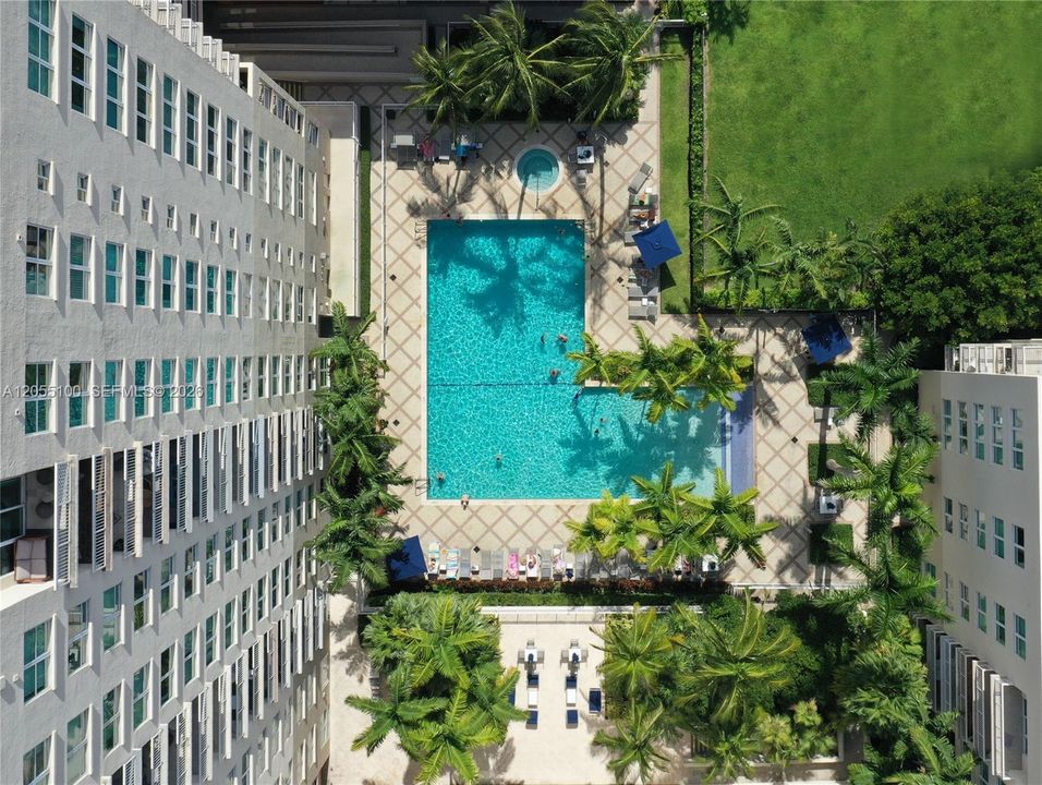 For Sale: $374,000 (1 beds, 1 baths, 721 Square Feet)