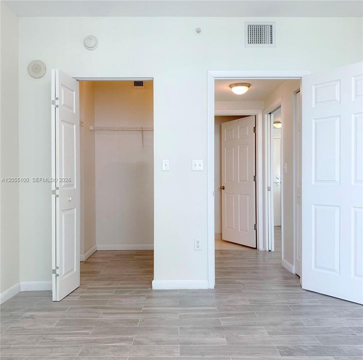 For Sale: $374,000 (1 beds, 1 baths, 721 Square Feet)