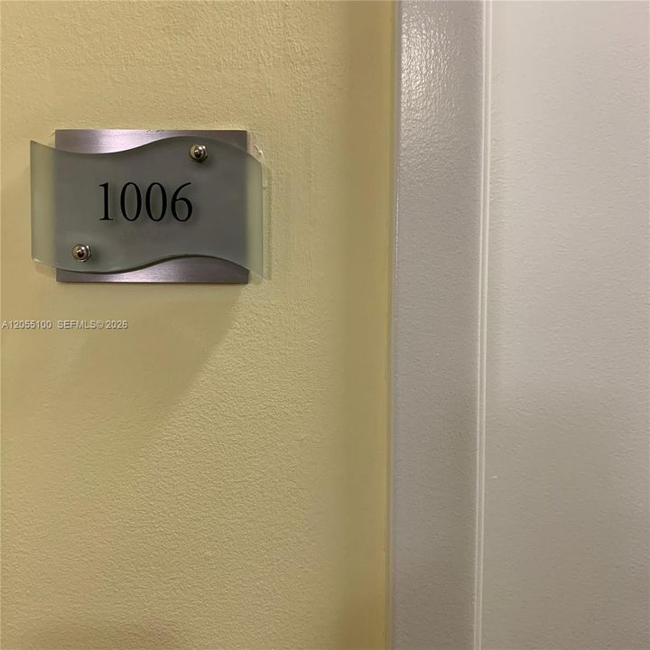 For Sale: $374,000 (1 beds, 1 baths, 721 Square Feet)