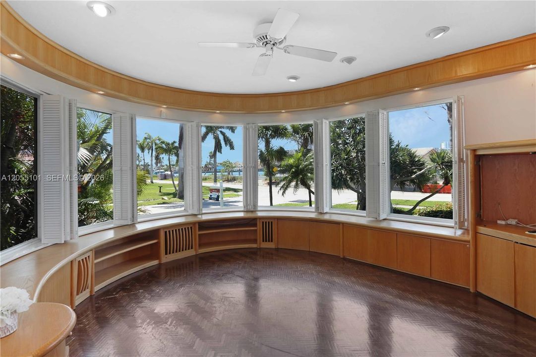 Active With Contract: $1,899,000 (5 beds, 3 baths, 3866 Square Feet)