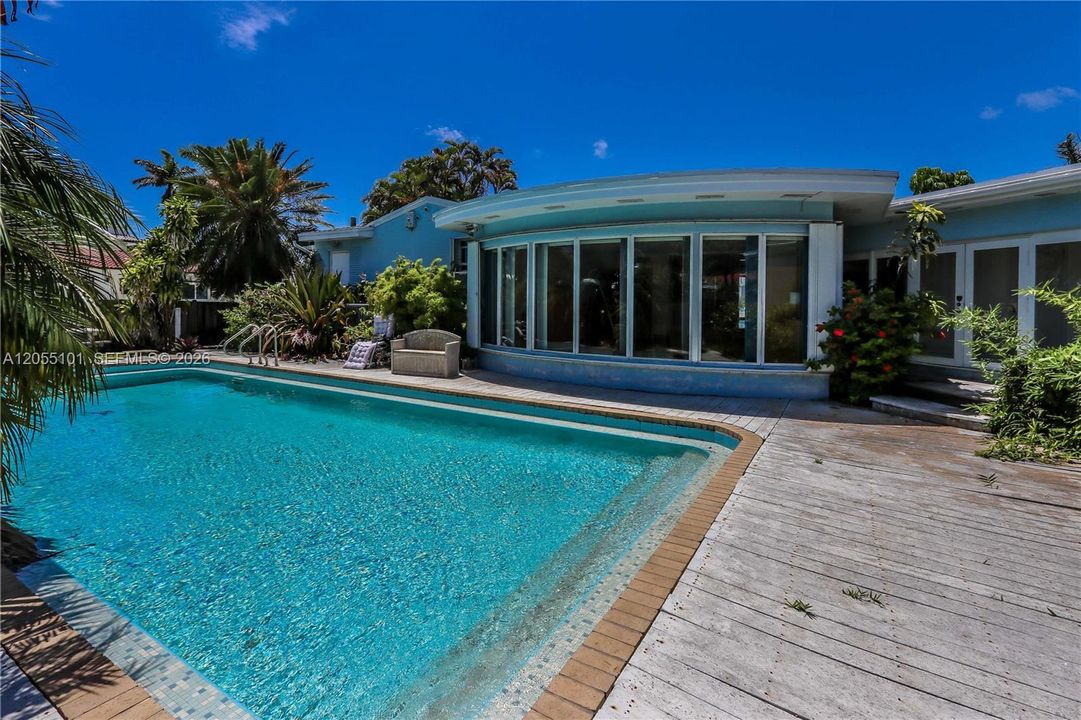 Active With Contract: $1,899,000 (5 beds, 3 baths, 3866 Square Feet)