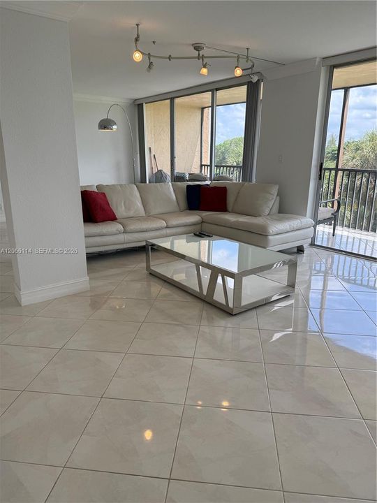 For Sale: $165,000 (2 beds, 2 baths, 1060 Square Feet)