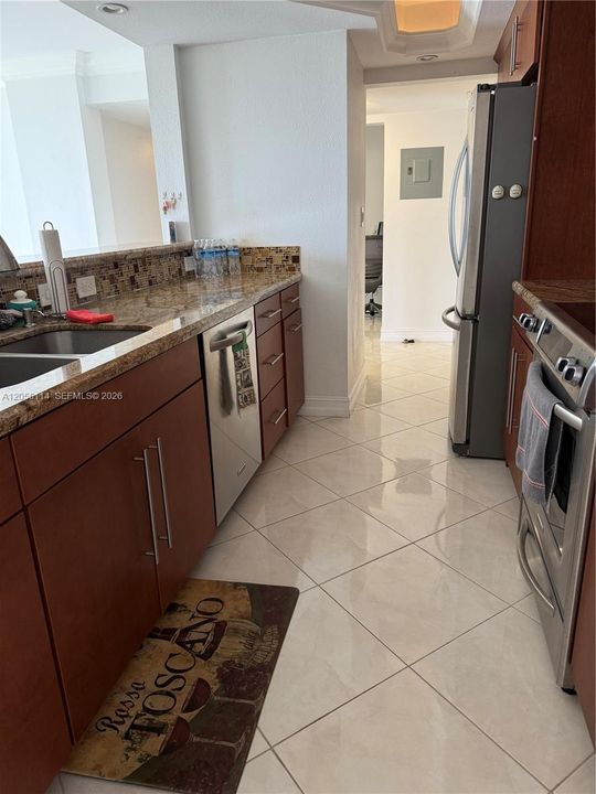 For Sale: $165,000 (2 beds, 2 baths, 1060 Square Feet)