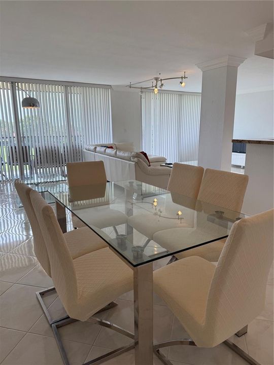 For Sale: $165,000 (2 beds, 2 baths, 1060 Square Feet)