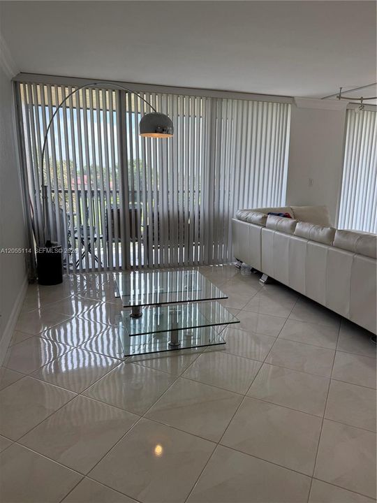 For Sale: $165,000 (2 beds, 2 baths, 1060 Square Feet)