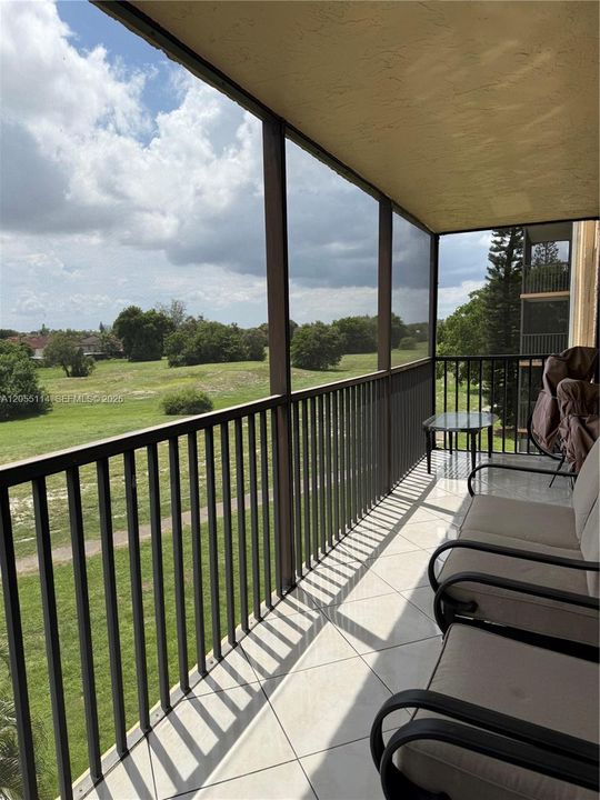 For Sale: $165,000 (2 beds, 2 baths, 1060 Square Feet)