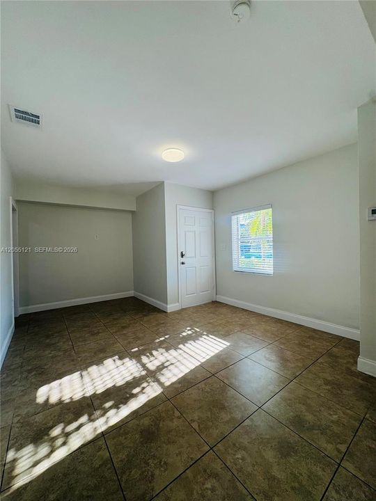 For Rent: $2,500 (2 beds, 1 baths, 700 Square Feet)