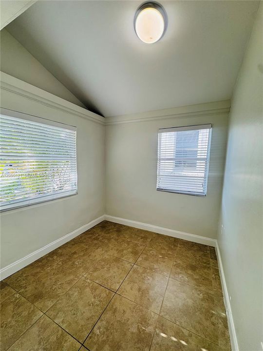 For Rent: $2,500 (2 beds, 1 baths, 700 Square Feet)