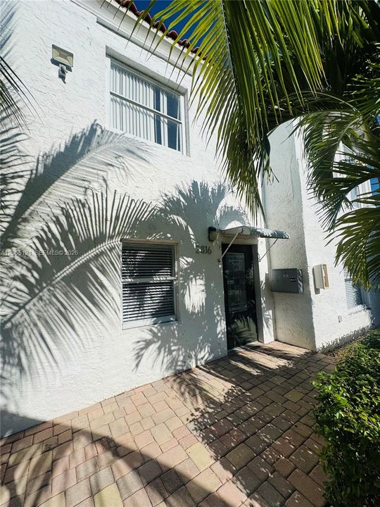 For Rent: $2,500 (2 beds, 1 baths, 700 Square Feet)