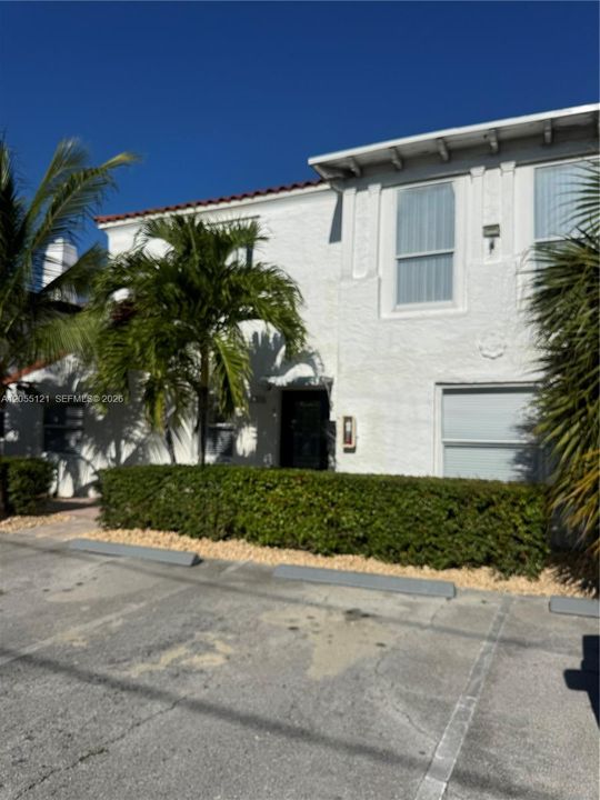 For Rent: $2,500 (2 beds, 1 baths, 700 Square Feet)