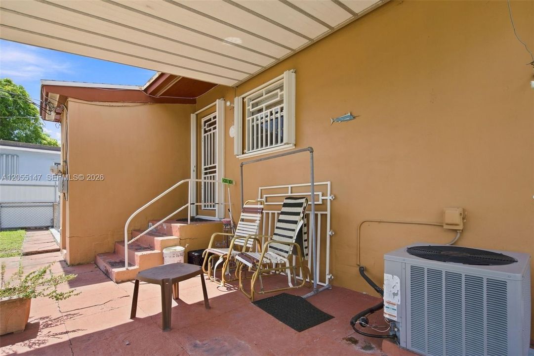 For Sale: $558,000 (3 beds, 1 baths, 924 Square Feet)