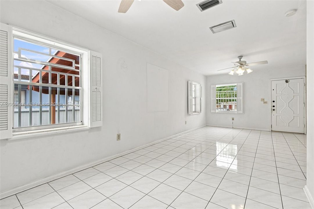 For Sale: $558,000 (3 beds, 1 baths, 924 Square Feet)