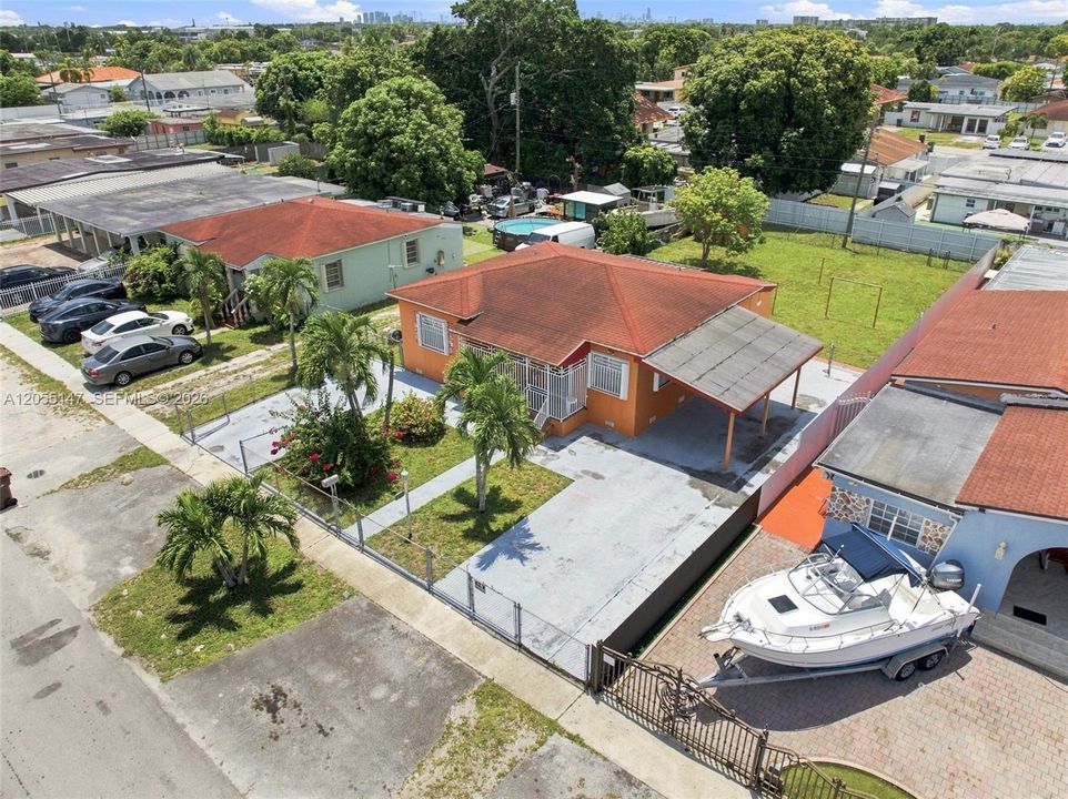 For Sale: $558,000 (3 beds, 1 baths, 924 Square Feet)